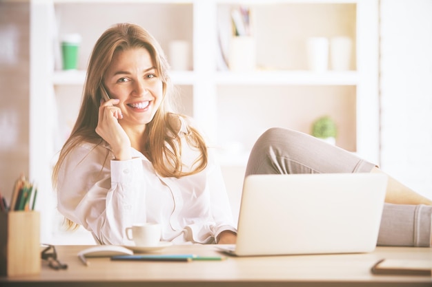 Hermosa mujer de negocios hablando por teléfono