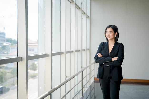 Una hermosa mujer de negocios con una mirada segura