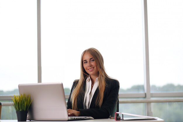 Hermosa mujer de negocios ocupada en la oficina