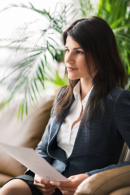 La hermosa mujer de negocios en la oficina