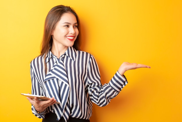 Hermosa mujer de negocios presenta algo