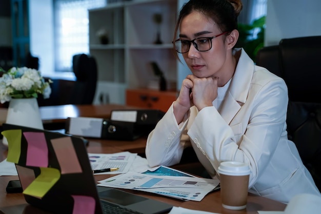 Hermosa mujer de negocios que está cansada y estresada por trabajar en el concepto de negocio de oficina