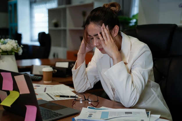 Hermosa mujer de negocios que está cansada y estresada por trabajar en el concepto de negocio de oficina