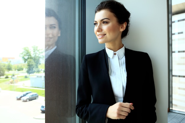 Hermosa mujer de negocios sonriendo en una oficina moderna