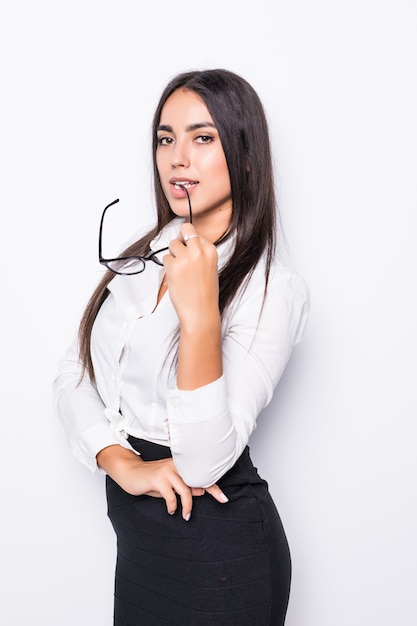 Hermosa mujer de negocios sonriente aislada en blanco