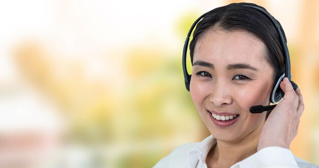 Hermosa mujer de negocios sonriente usando auriculares contra la escalera utilizada como estante