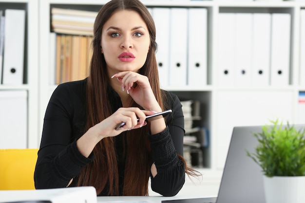 Hermosa mujer de negocios con un teléfono inteligente