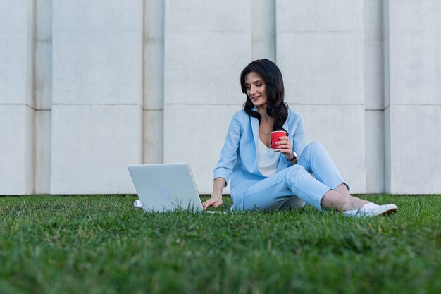 hermosa mujer de negocios trabaja en línea