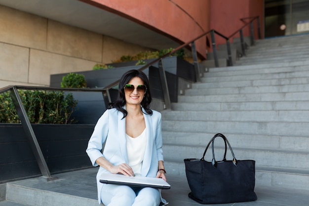 hermosa mujer de negocios trabaja en línea