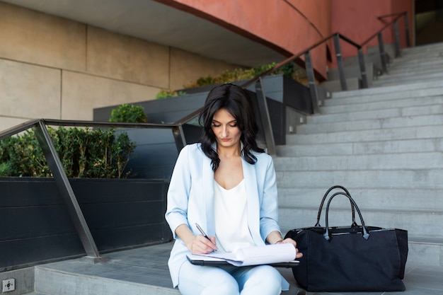 hermosa mujer de negocios trabaja en línea