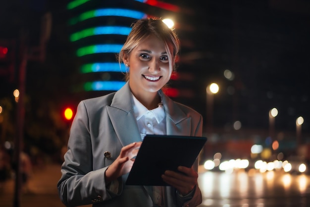 hermosa mujer de negocios trabajando al aire libre en una ciudad moderna persona