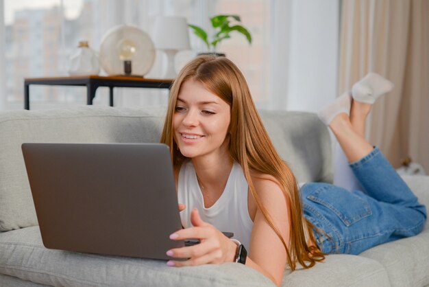 hermosa mujer de negocios trabajando en la computadora