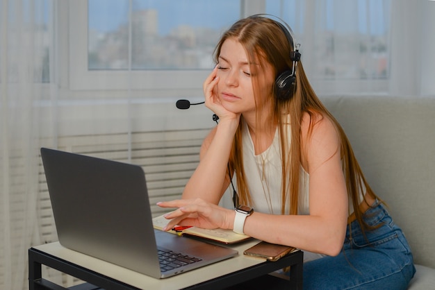 hermosa mujer de negocios trabajando en la computadora