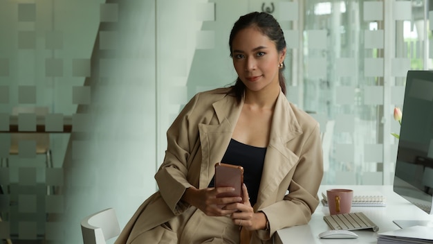 Hermosa mujer de negocios trabajando en un escritorio