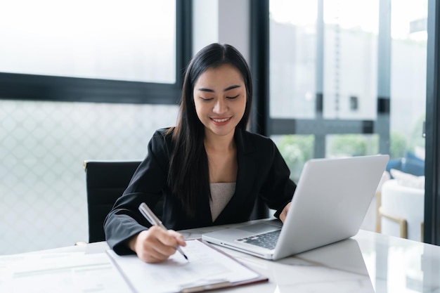 Hermosa mujer de negocios trabajando usando una computadora portátil Manos escribiendo en el teclado Inversionista profesional trabajando en un nuevo proyecto de inicio planificación de negocios en la oficina Concepto de negocio de tecnología