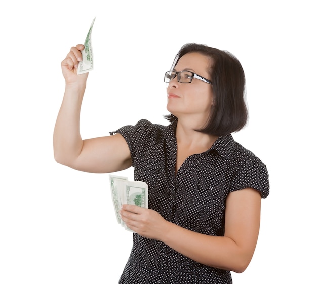 Hermosa mujer de negocios en vasos con billetes de dólares en sus manos sobre un fondo blanco.