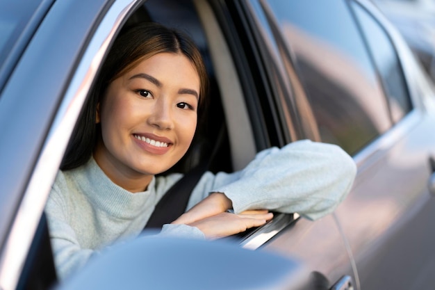 Hermosa mujer de negocios viaja desde la oficina en su auto de lujo durante el día
