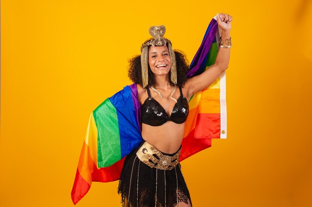 Hermosa mujer negra brasileña en ropa de carnaval de Cleopatra con bandera lgbt