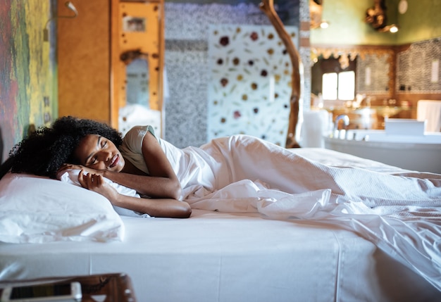 Hermosa mujer negra durmiendo en la cama