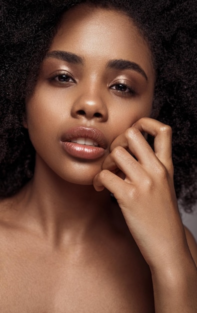 Hermosa mujer negra con maquillaje