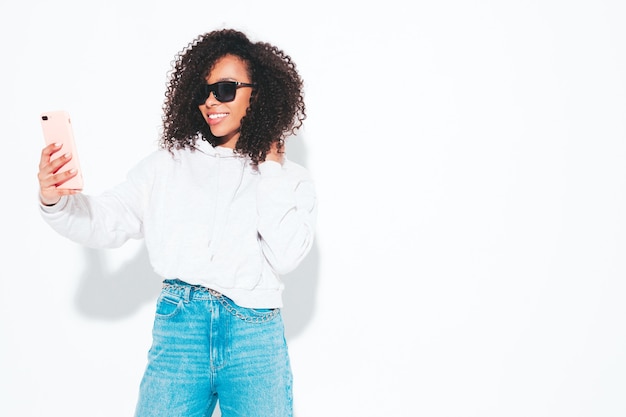 Hermosa mujer negra con peinado afro rizos. Modelo sonriente en ropa de verano