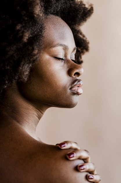 Hermosa mujer negra con plantilla social de cabello afro