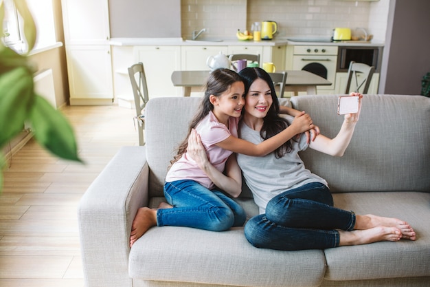 Hermosa mujer y niña están posando