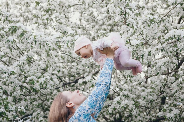 Hermosa mujer con niño. Bebé en mosca