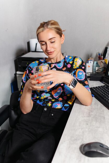 Hermosa mujer en una oficina moderna en la computadora