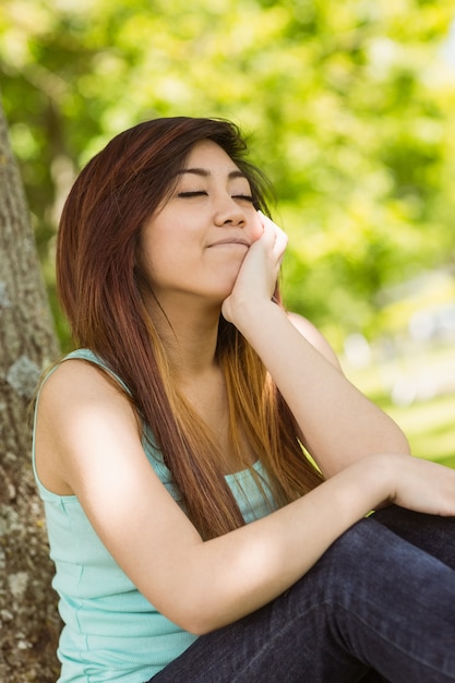 Foto hermosa mujer con los ojos cerrados en el parque