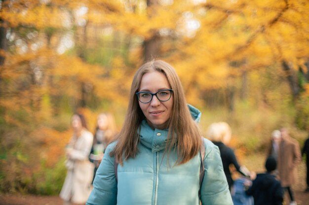 Hermosa mujer de otoño