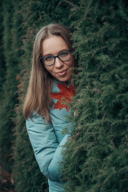 Hermosa mujer de otoño