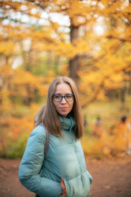 Hermosa mujer de otoño