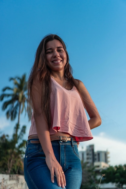 Hermosa mujer en el parque mirando a la cámara