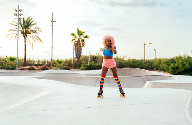 Foto hermosa mujer patinando con patines y divirtiéndose