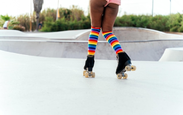 Hermosa mujer patinando con patines y divirtiéndose