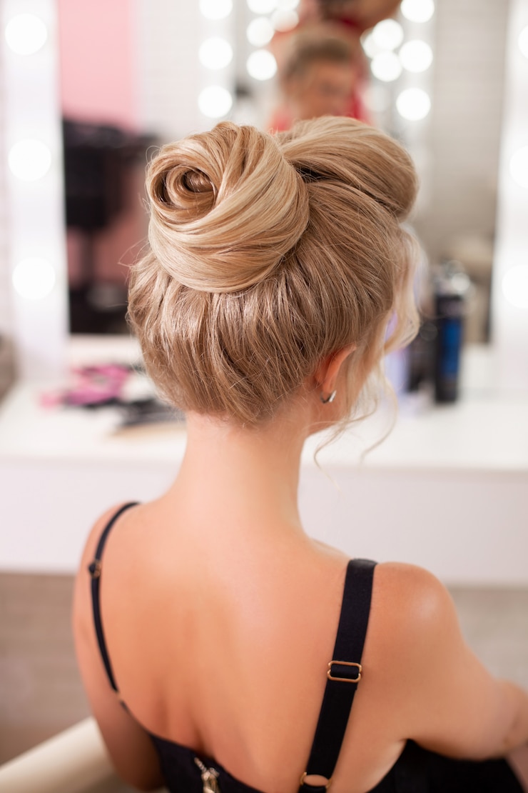 Foto hermosa mujer con peinado de moda mirando el espejo en la peluquería
