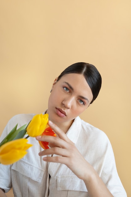 Hermosa mujer con peinado de moda