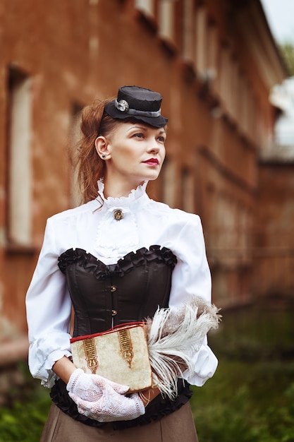 Hermosa mujer pelirroja en ropa vintage