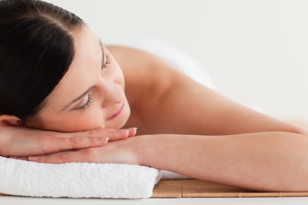 Hermosa mujer de pelo oscuro recibiendo un tratamiento de spa