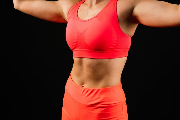 Foto hermosa mujer con pesas posando sobre fondo de estudio