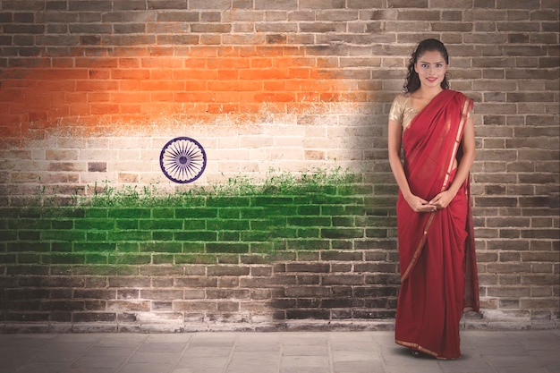 Hermosa mujer de pie con la bandera de la India