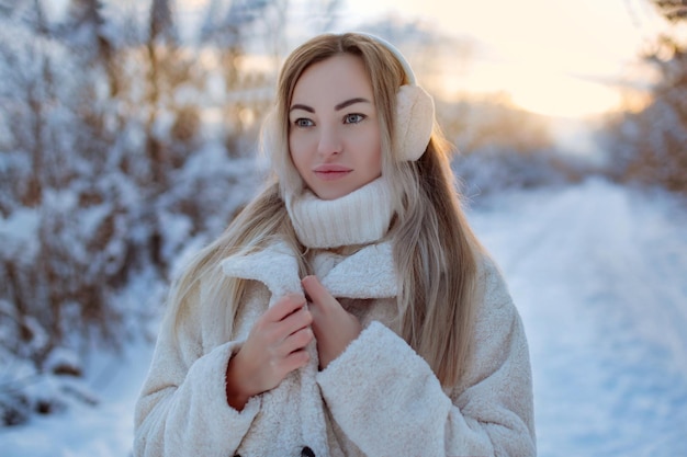 Hermosa mujer en piel auriculares chica de invierno