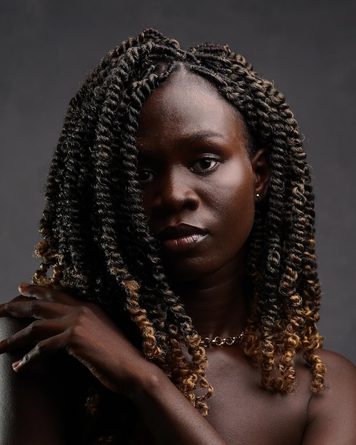 hermosa mujer de piel oscura posando en un retrato de estudio