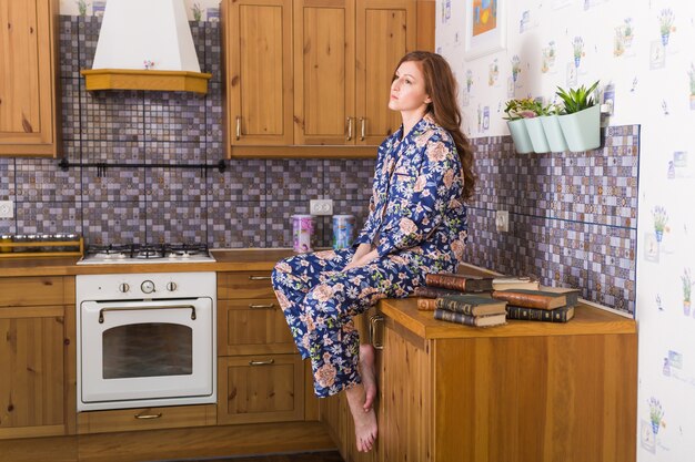 Hermosa mujer en pijama acogedor en casa