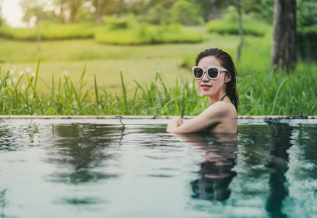 hermosa mujer en la piscina