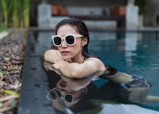 hermosa mujer en la piscina