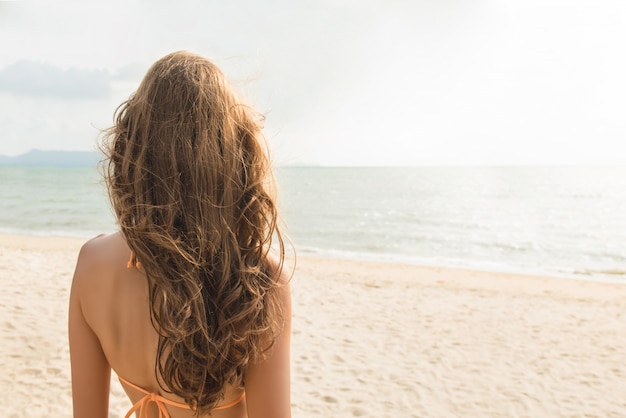 Hermosa mujer en playa tropical en verano