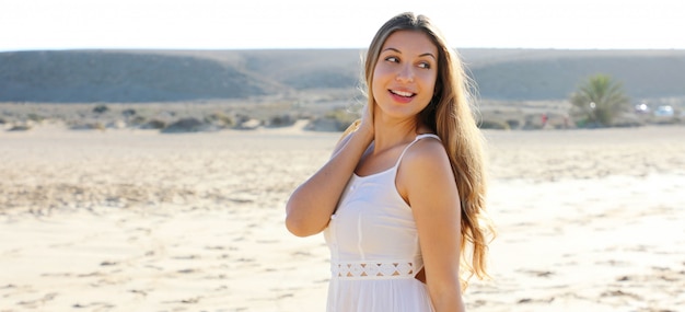 Hermosa mujer en una playa tropical