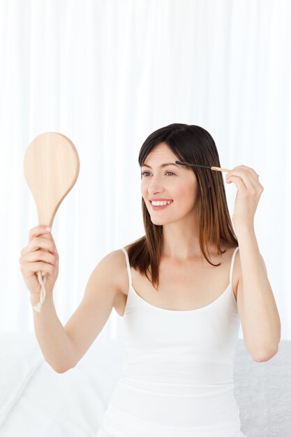 Hermosa mujer poniendo maquillaje